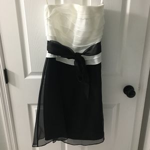 WHITE HOUSE BLACK MARKET STRAPLESS COCKTAIL DRESS